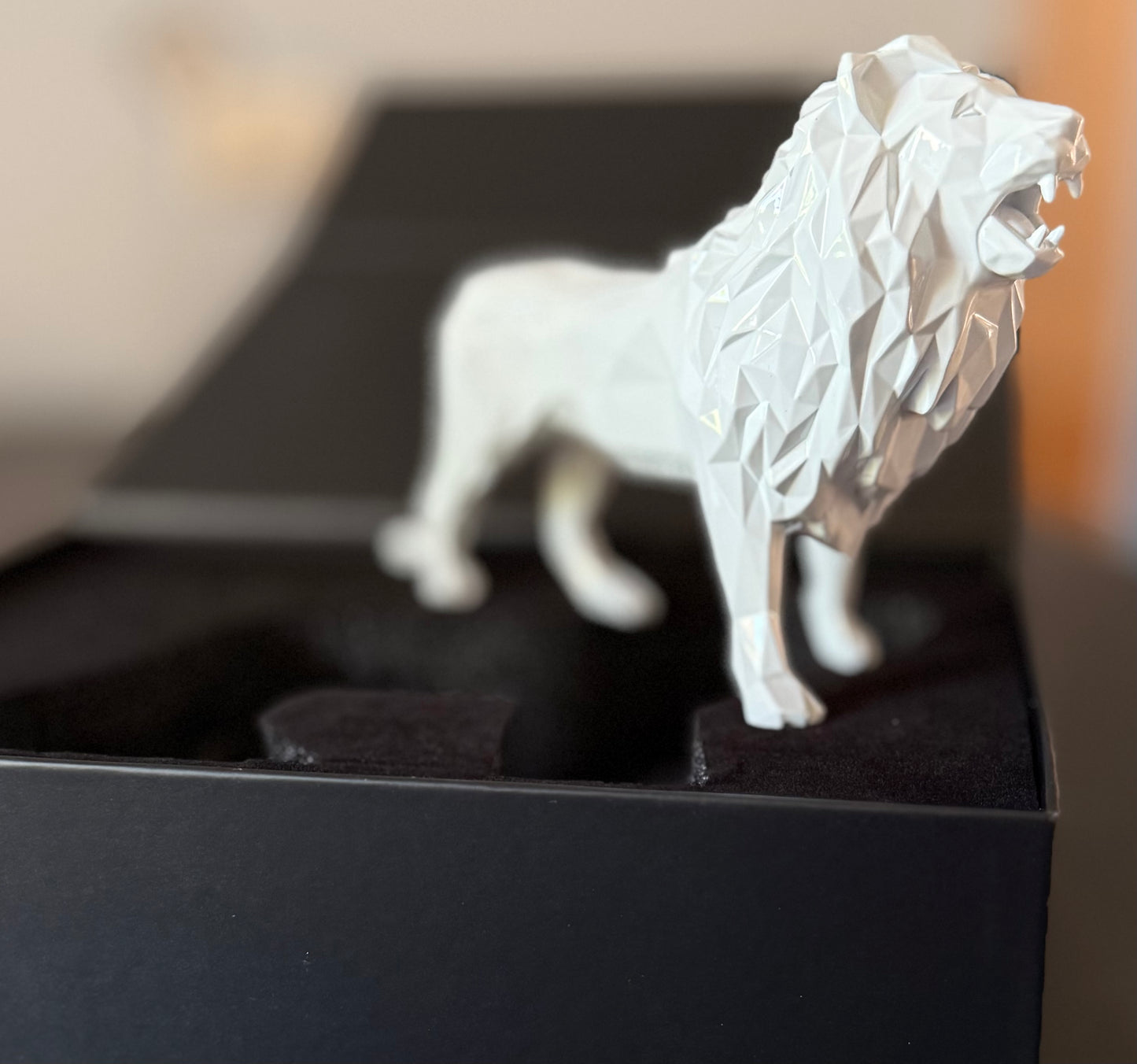 Richard Orlinski – Leone Bianco (White Lion)
