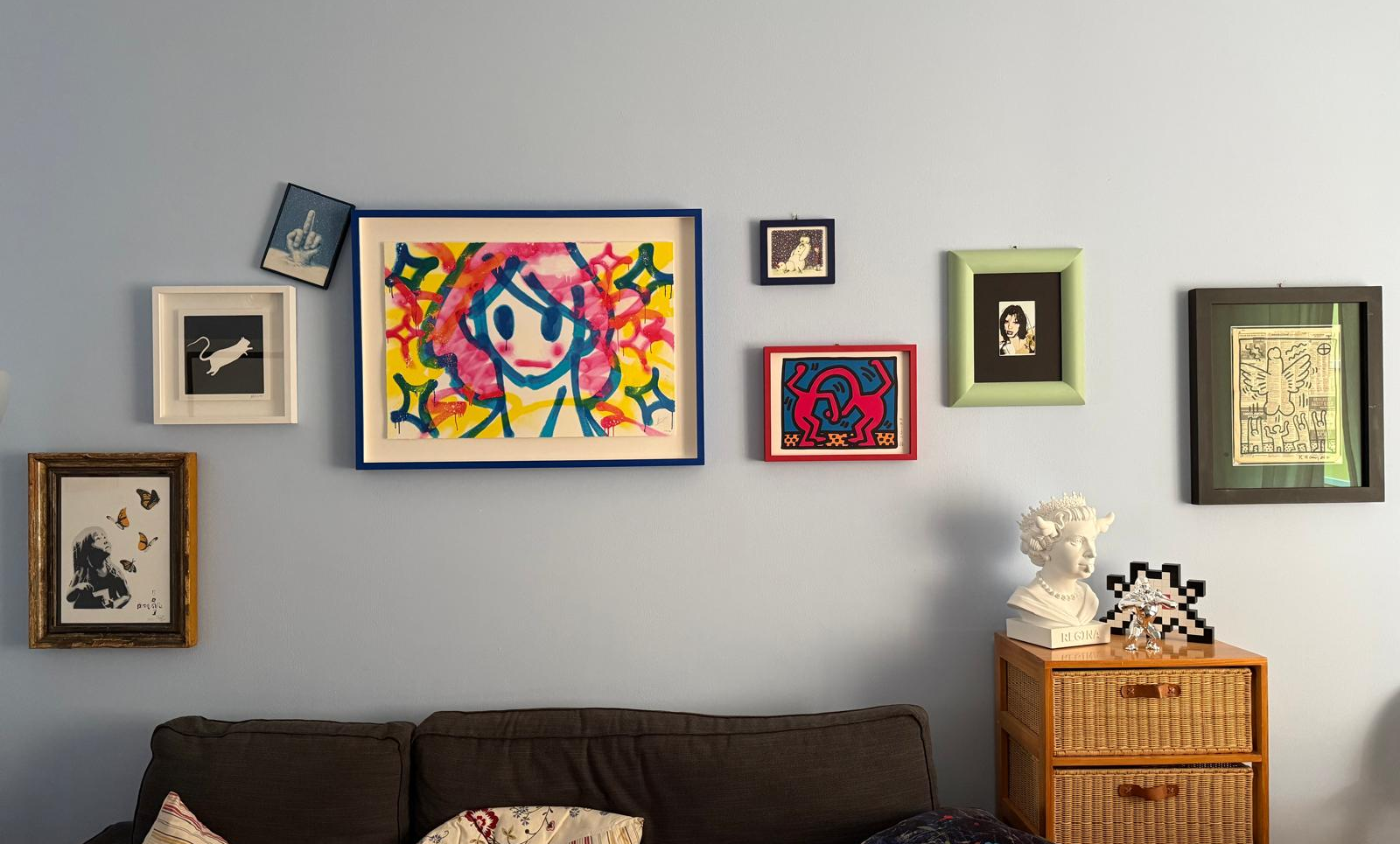 Esposizione di opere pop e contemporanee su una parete domestica – arte autentica e certificata.