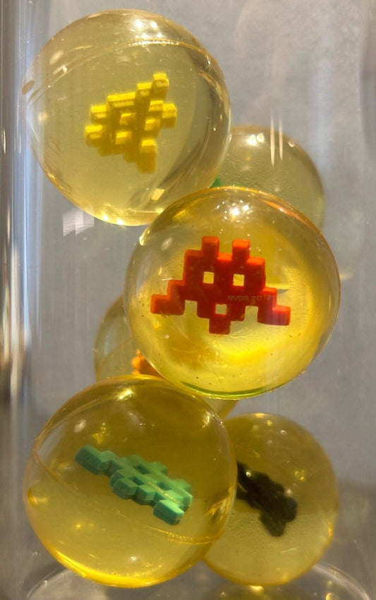 Invader – Set di Sfere in Gomma in tubo di plexiglass (2012)