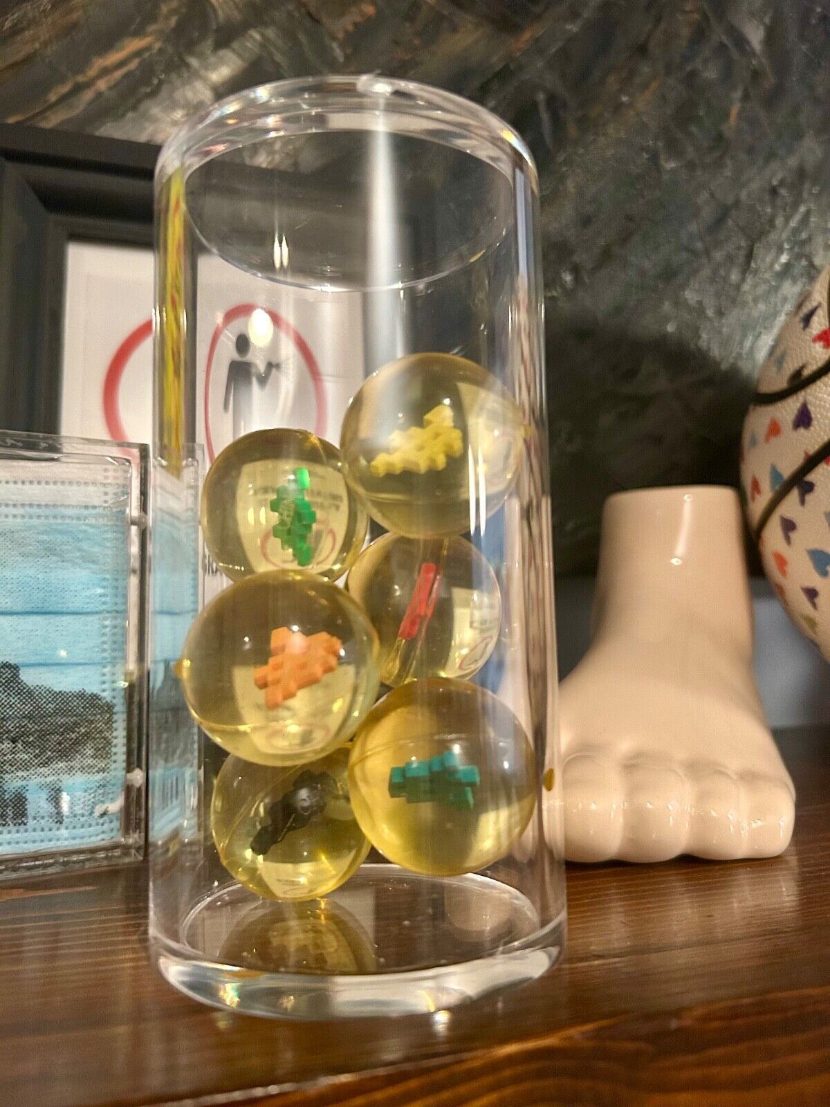 Invader – Set di Sfere in Gomma in tubo di plexiglass (2012)