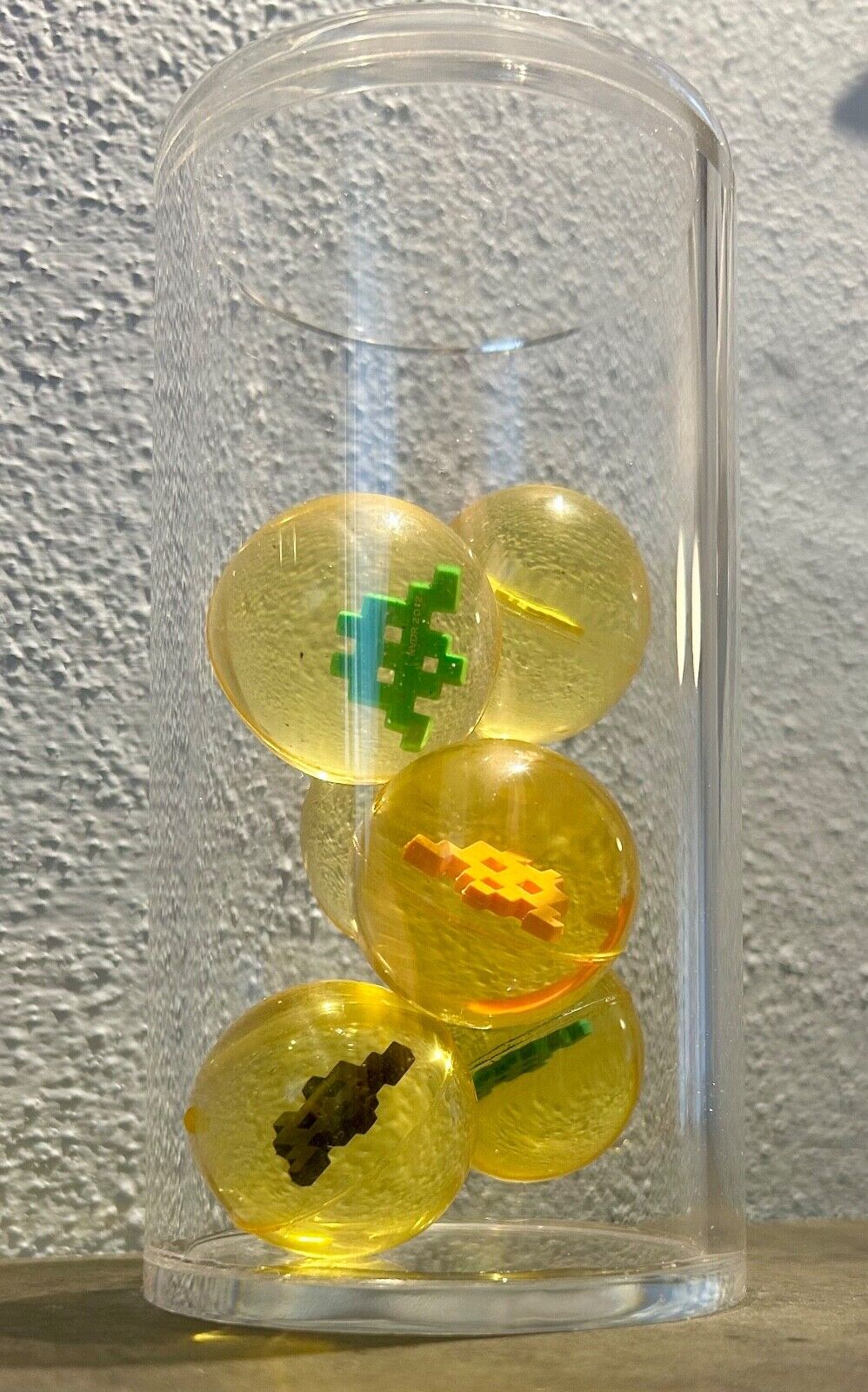 Invader – Set di Sfere in Gomma in tubo di plexiglass (2012)
