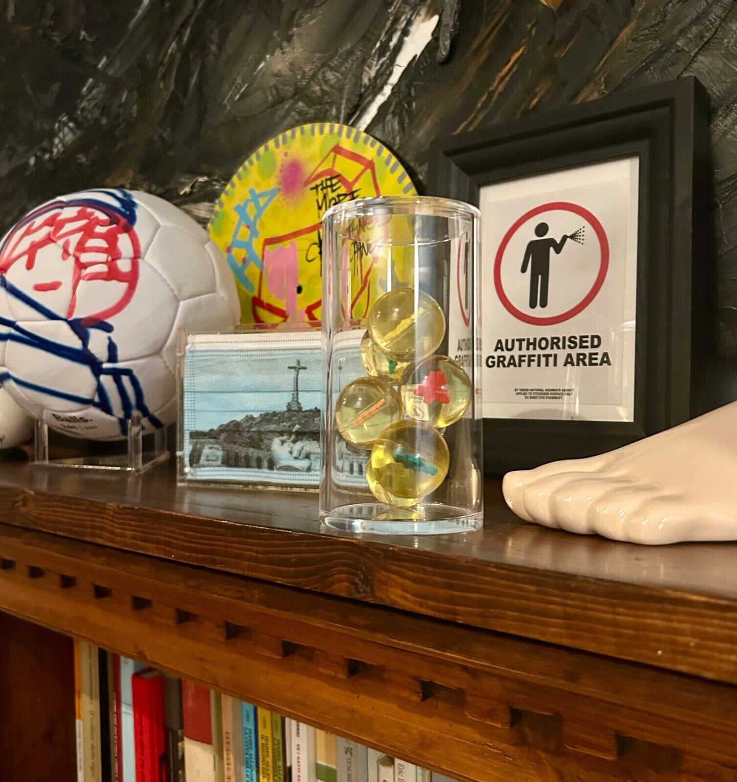 Invader – Set di Sfere in Gomma in tubo di plexiglass (2012)