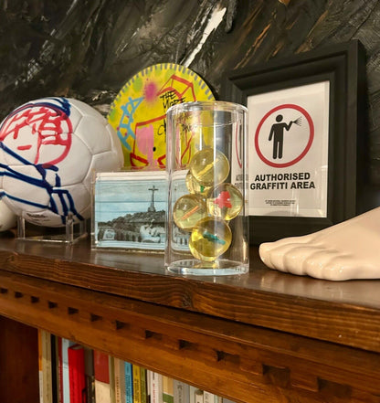 Invader – Set di Sfere in Gomma in tubo di plexiglass (2012)