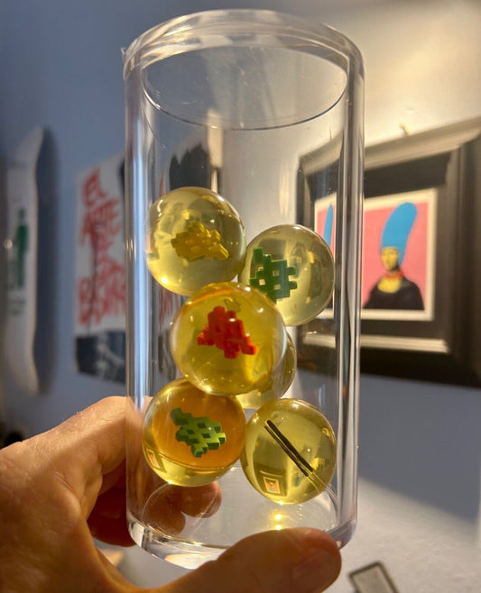 Invader – Set di Sfere in Gomma in tubo di plexiglass (2012)